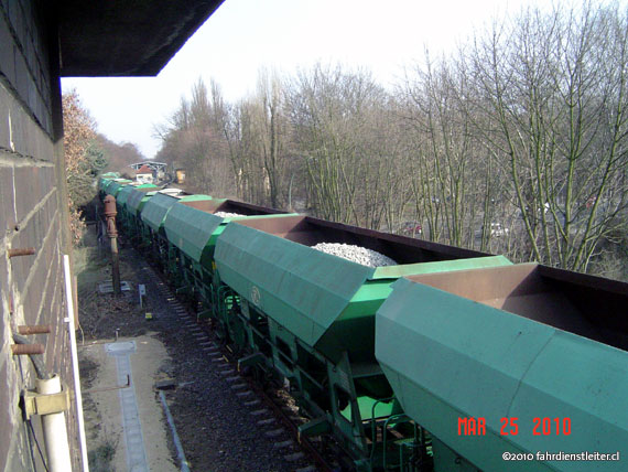 Der Zug mit dem frischen Schotter für Gleis 2