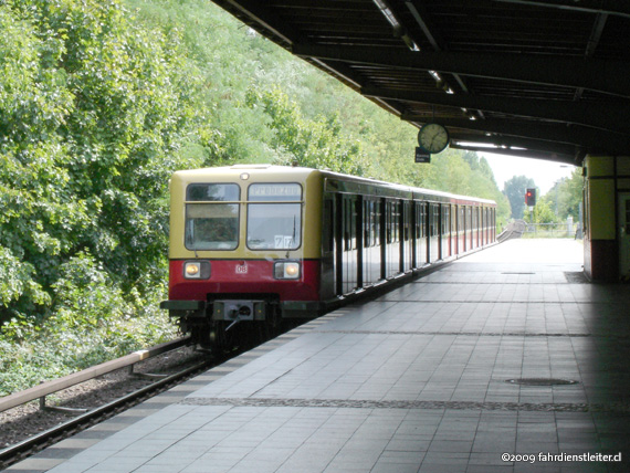 BR 485 im Bahnhof Berlin-Waidmannslust