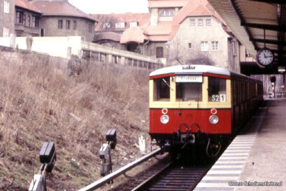 BR475 in Frohnau Gleis 1 im März 1986