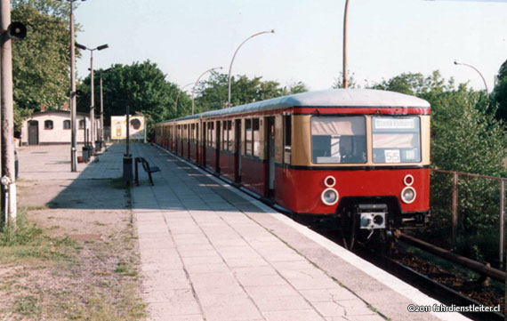 Stellwerk Spindlersfeld Bahnsteig mit BR477 2000